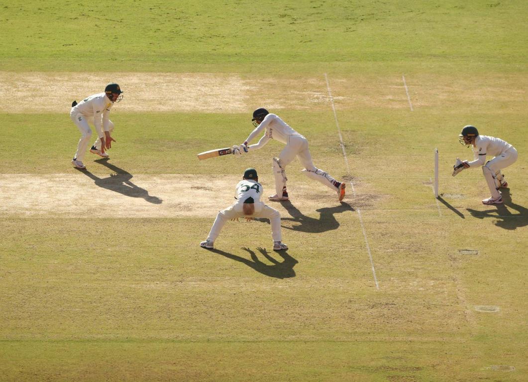 India start on a positive note with the bat after two tough days with the ball in 4th Test