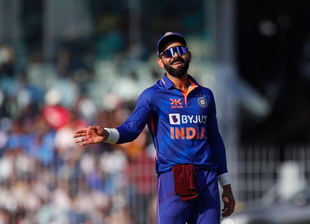 Watch - Virat Kohli plucks off a one-hand stunner at second slip in the 1st ODI Watch - Virat Kohli plucks off a one-hand stunner at second slip in the 1st ODI