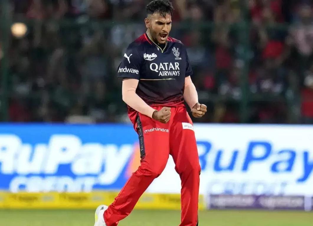 Vyshak Vijaykumar bags the Player of the Match award for his game-changing spell against Mangalore Dragons in Maharaja Trophy T20