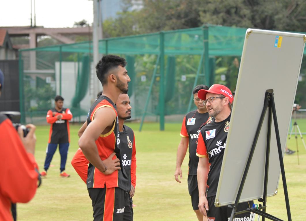 Mike Hesson giving some tips to Devdutt Padikkal