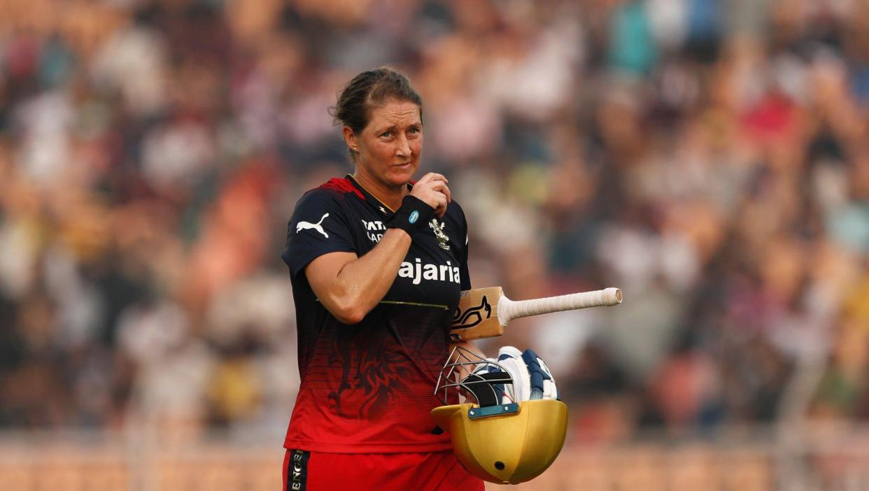 Hustle Superwoman Series Episode 4: Tabata workout - lunges, leg raises, burpees and plank reaches