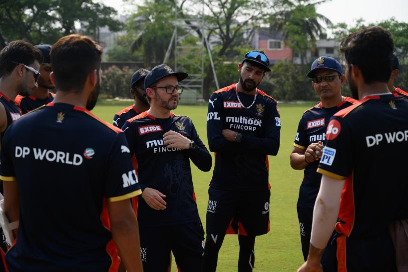 Glenn Maxwell is a fantastic player, who fits out in the middle order: Mike Hesson Glenn Maxwell is a fantastic player, who fits out in the middle order: Mike Hesson